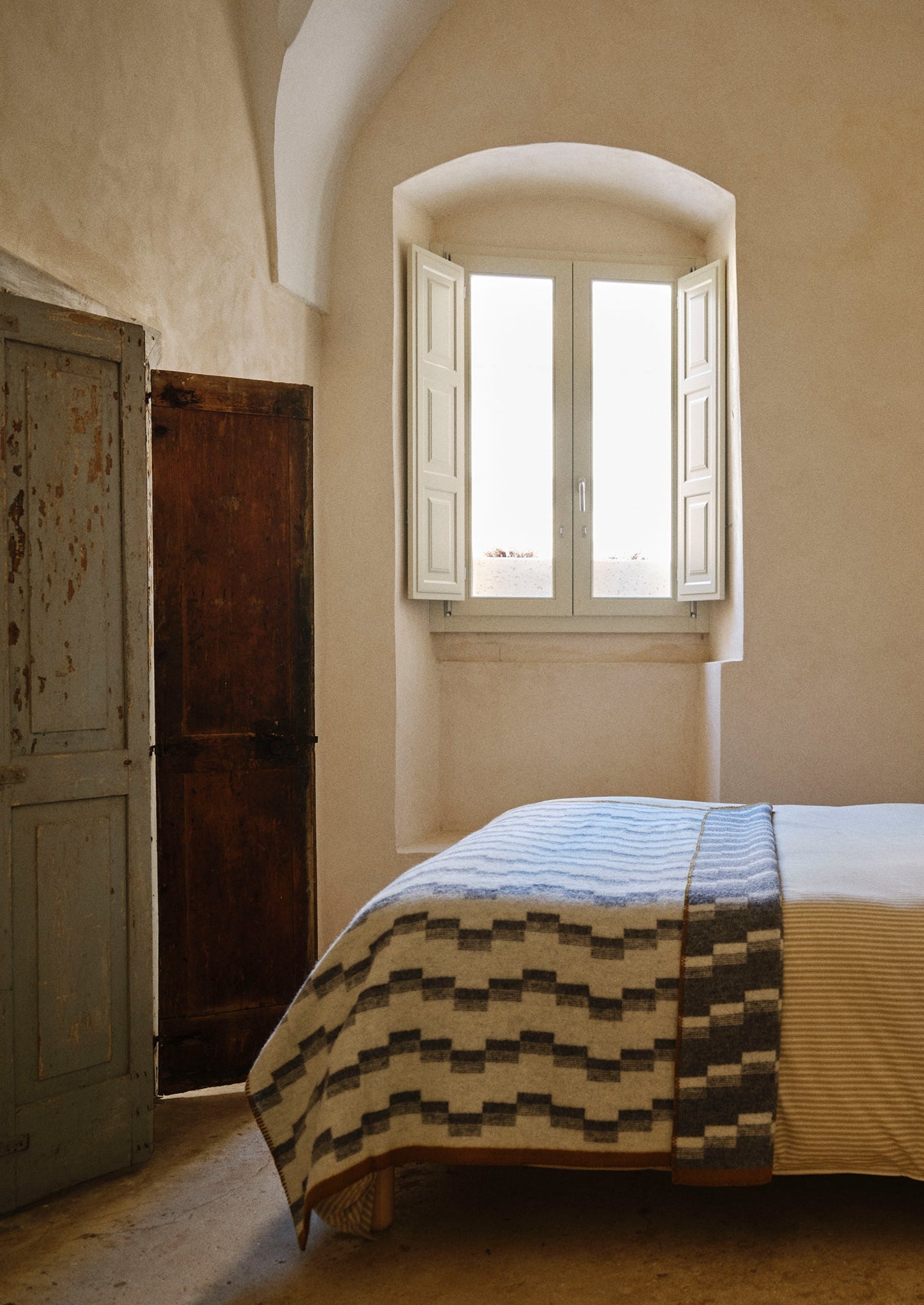 Jacquard Stepped Stripe Wool Blanket | Ecru/Charcoal